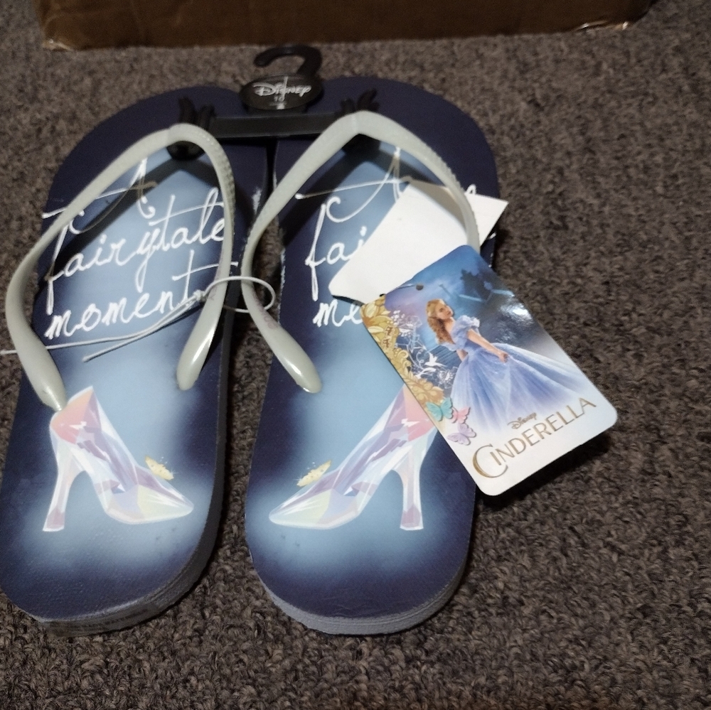 Disney Cinderella Women's Thong Flip Flops Size 10 - Picture 4 of 5